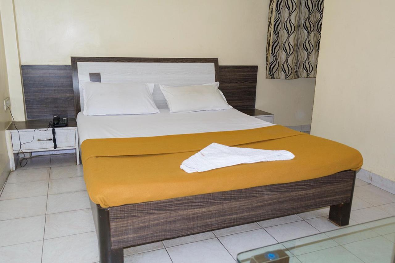 Hotel Mukesh Residency Пуна Экстерьер фото