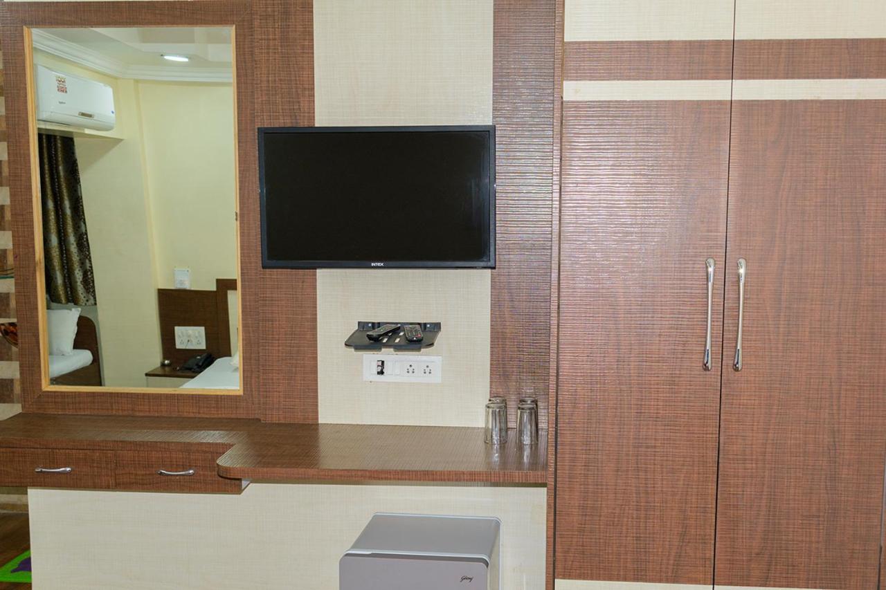 Hotel Mukesh Residency Пуна Экстерьер фото